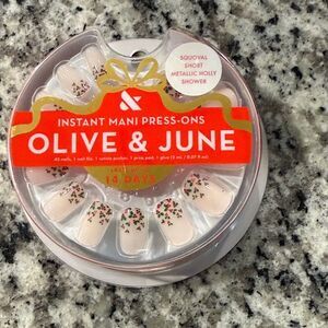 Olive & June Holiday Press-On Nails - Cream with Red and Green Details